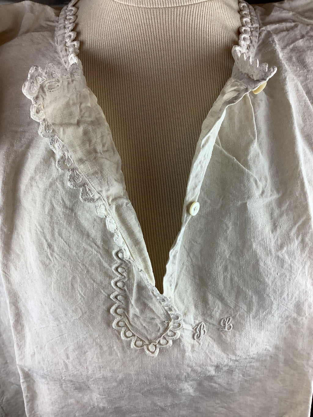 Ancienne chemise de nuit en lin et coton épais, dentelle et monogramme brodé BL-Ref 151