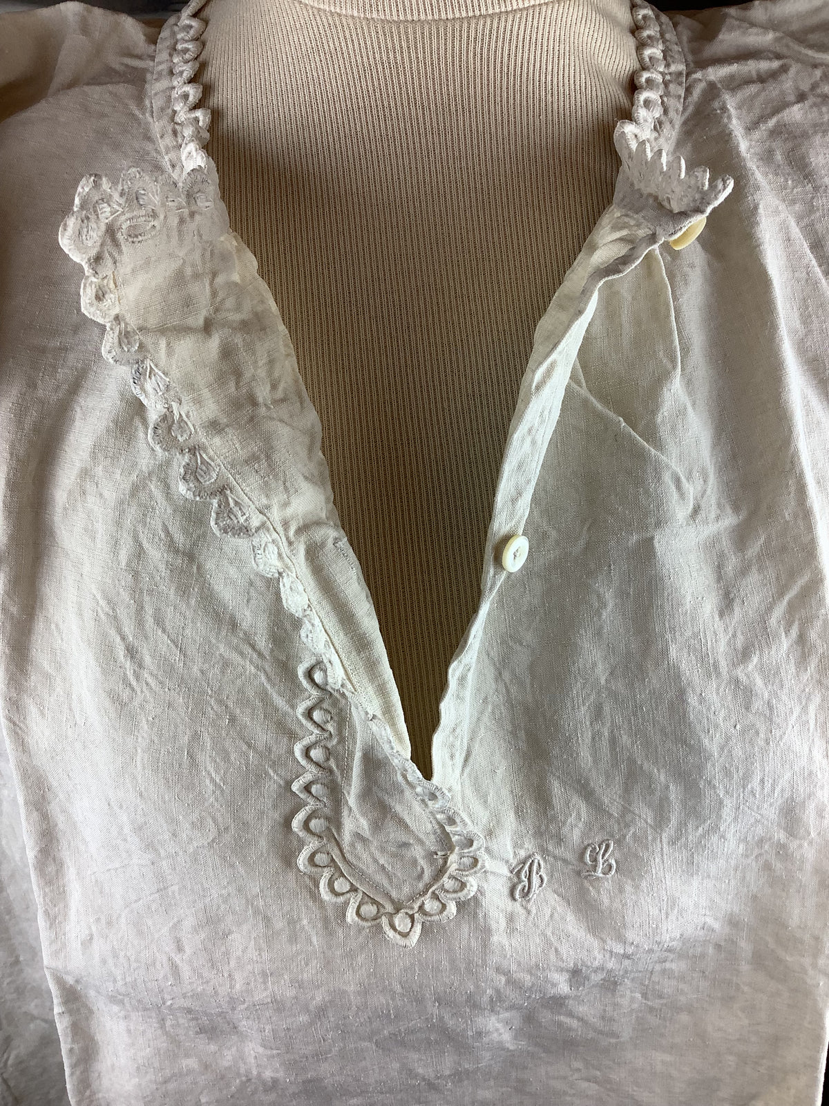 Ancienne chemise de nuit en lin et coton épais, dentelle et monogramme brodé BL-Ref 151