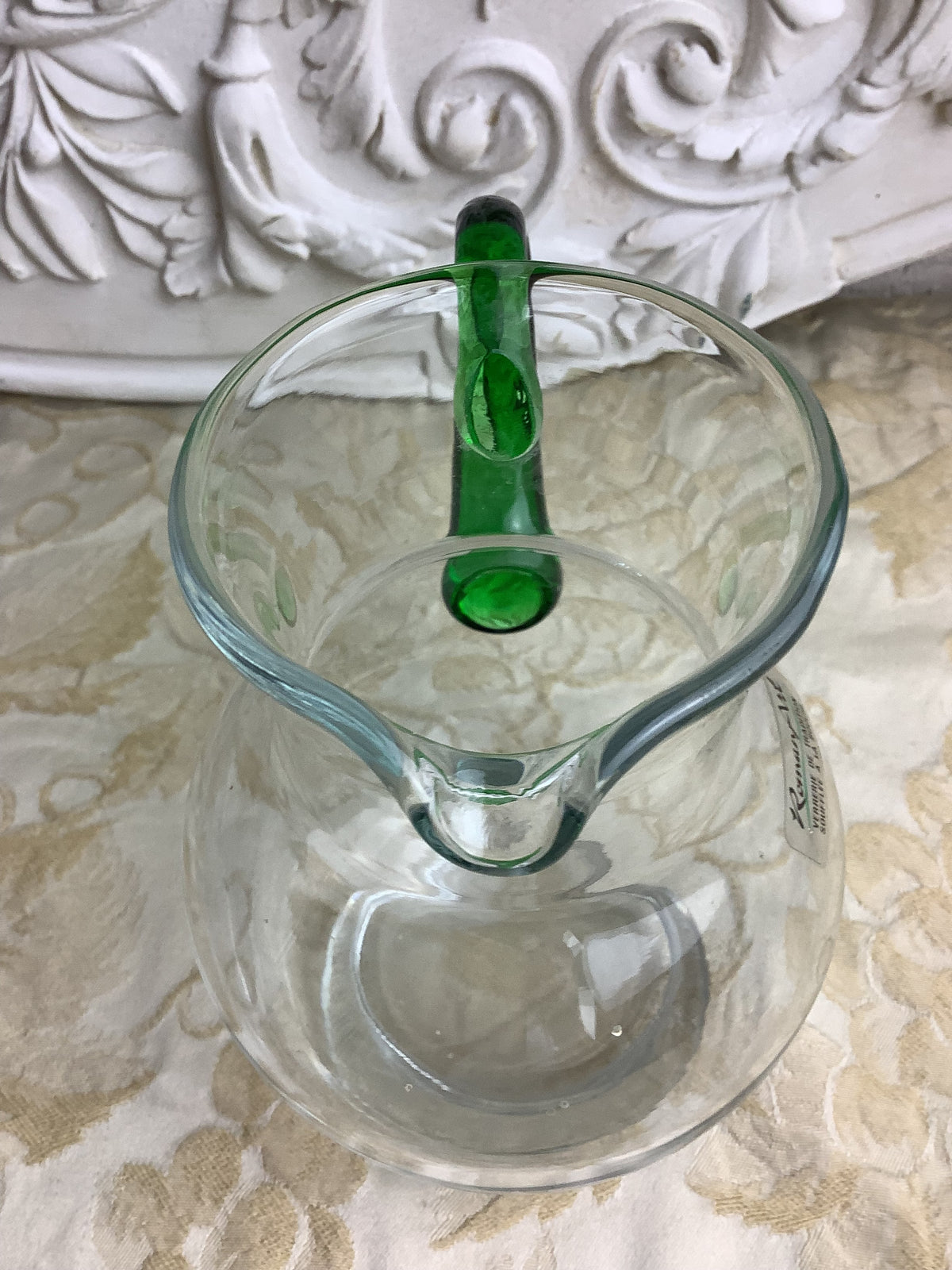 Titre : Pichet en verre soufflé transparent et anse verte RomanArt – Réf. 28I