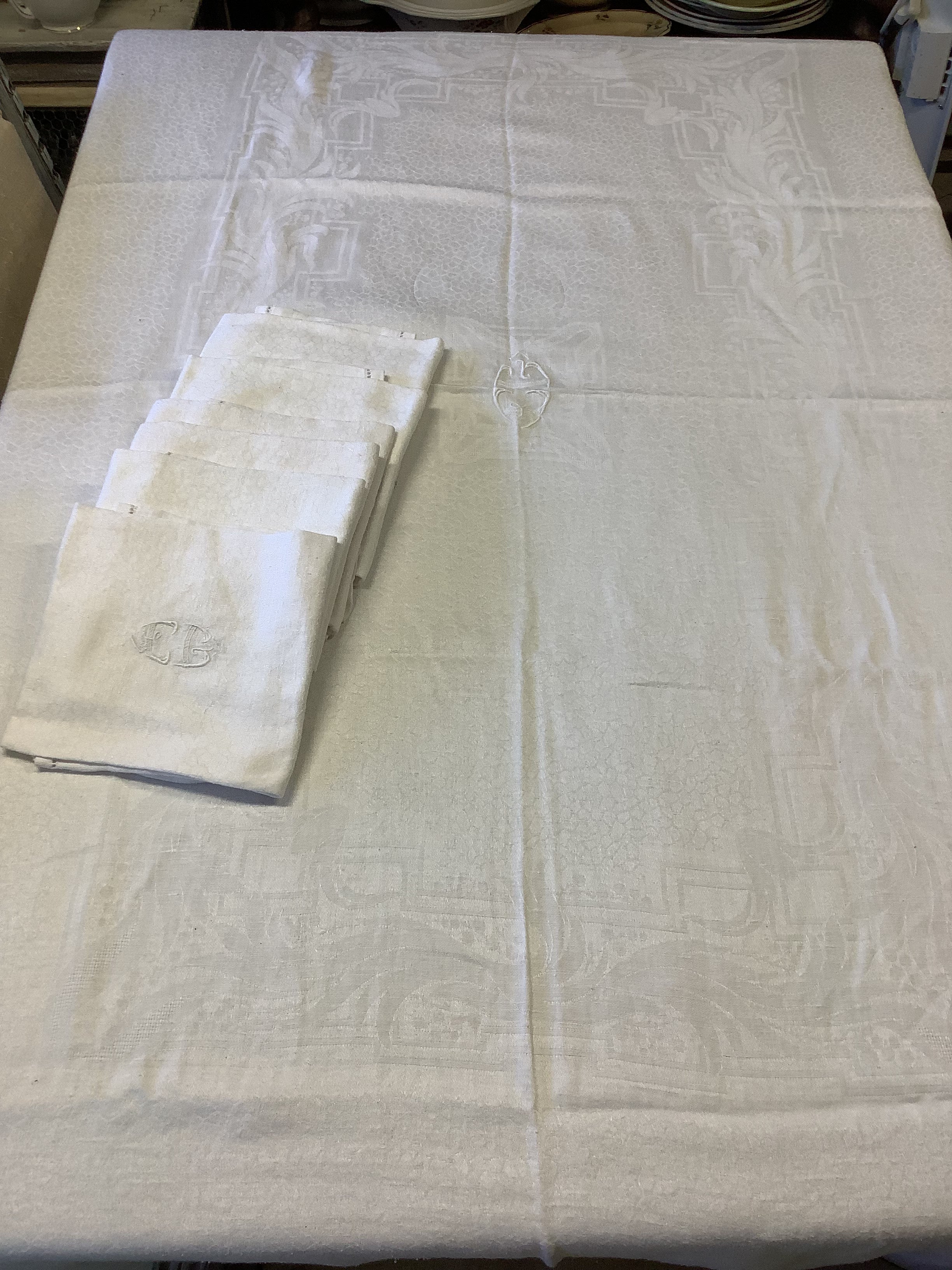 Nappe ancienne en damassé blanc écru et ses six serviettes - Réf 179