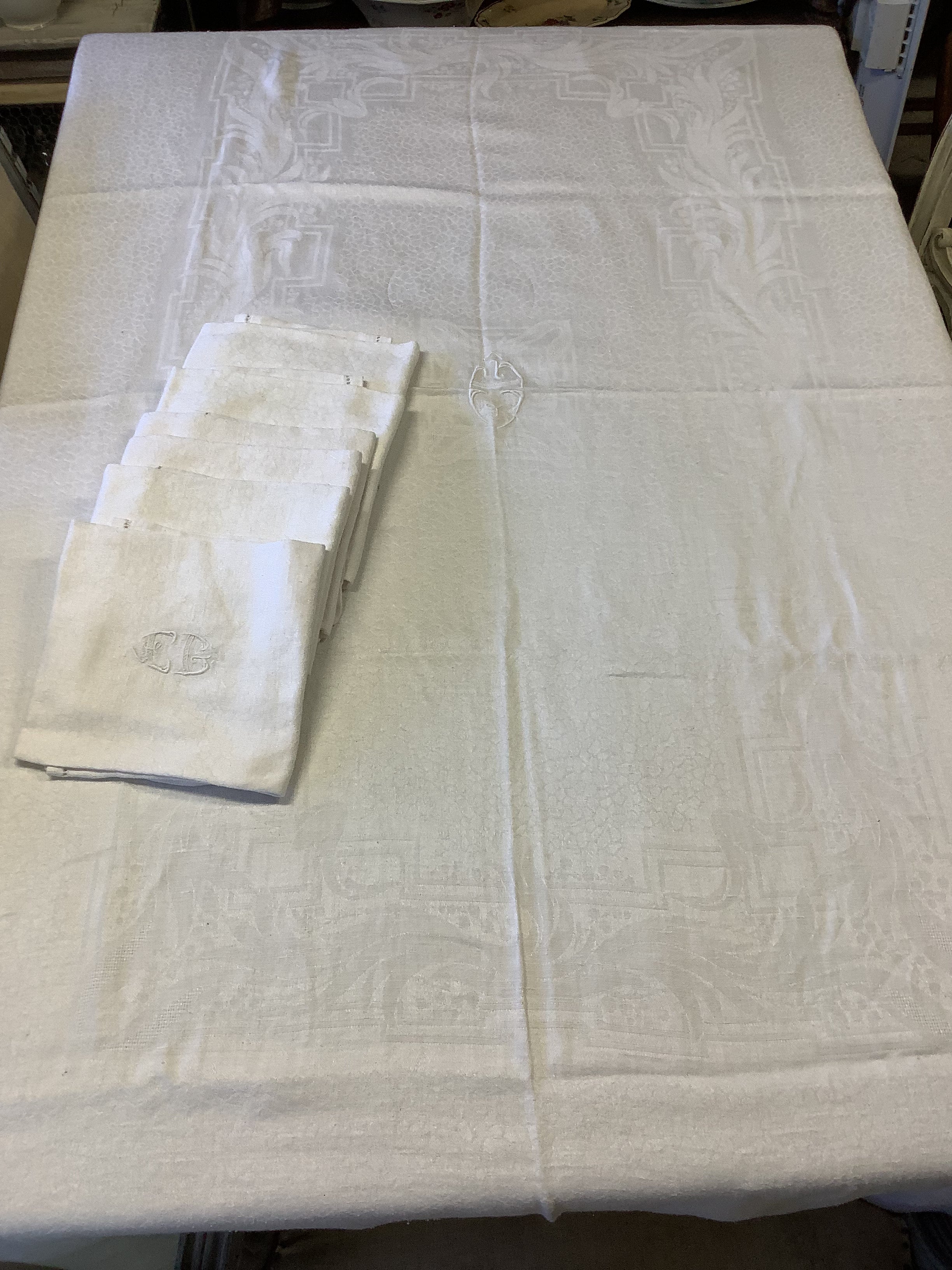 Nappe ancienne en damassé blanc écru et ses six serviettes - Réf 179