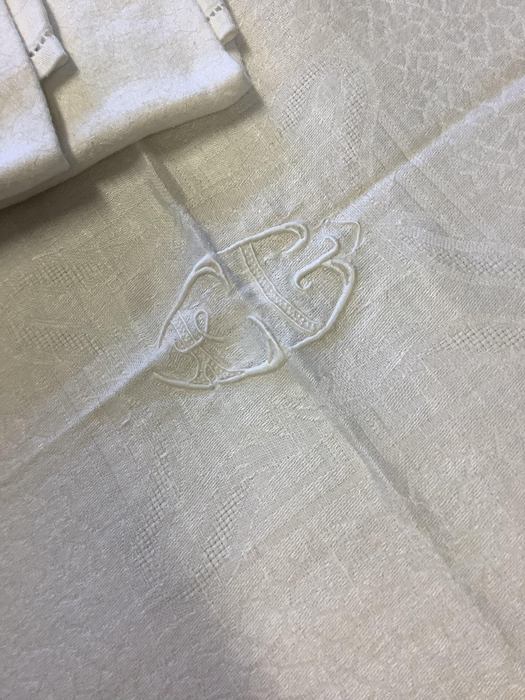 Nappe ancienne en damassé blanc écru et ses six serviettes - Réf 179