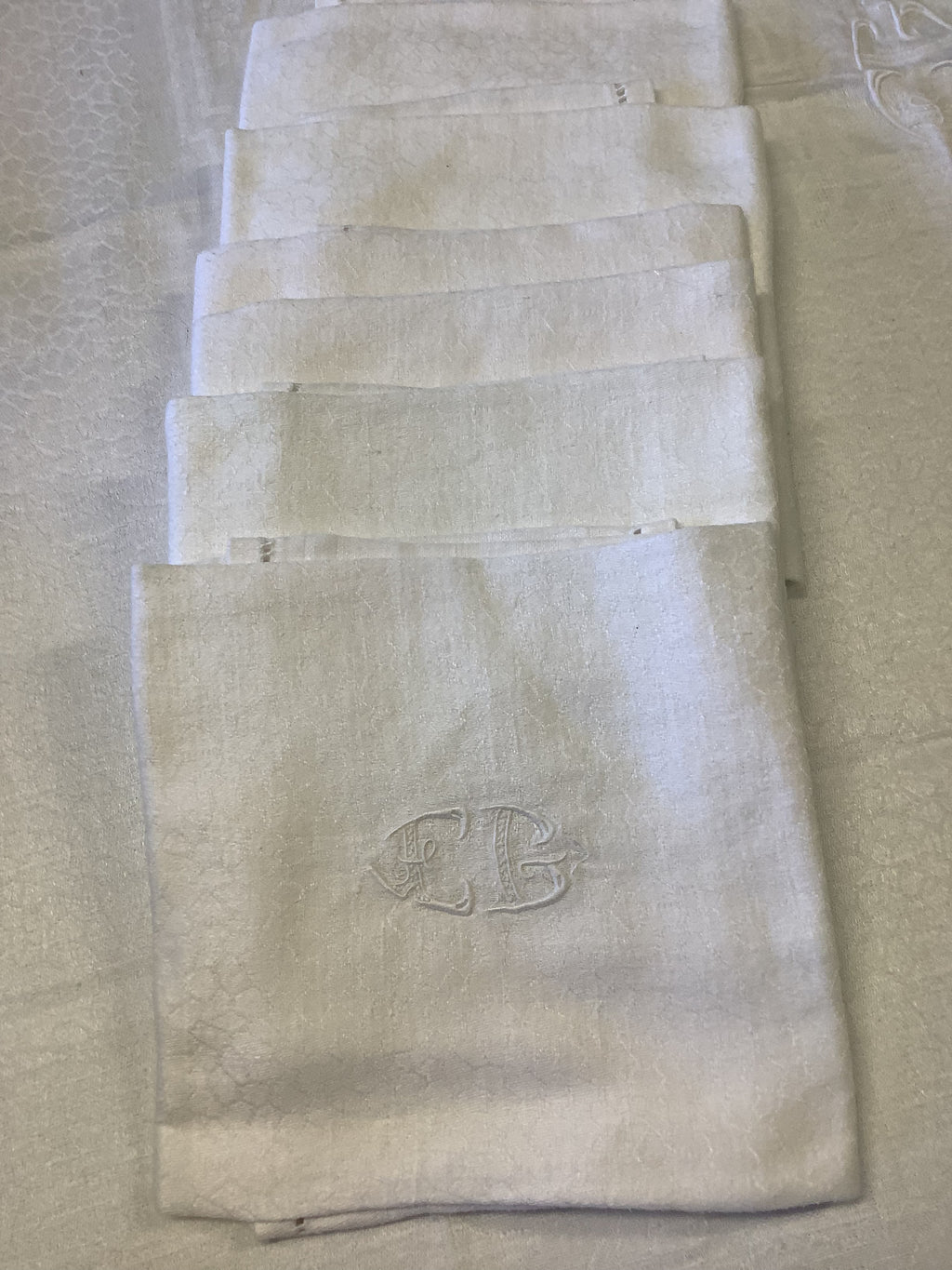 Nappe ancienne en damassé blanc écru et ses six serviettes - Réf 179