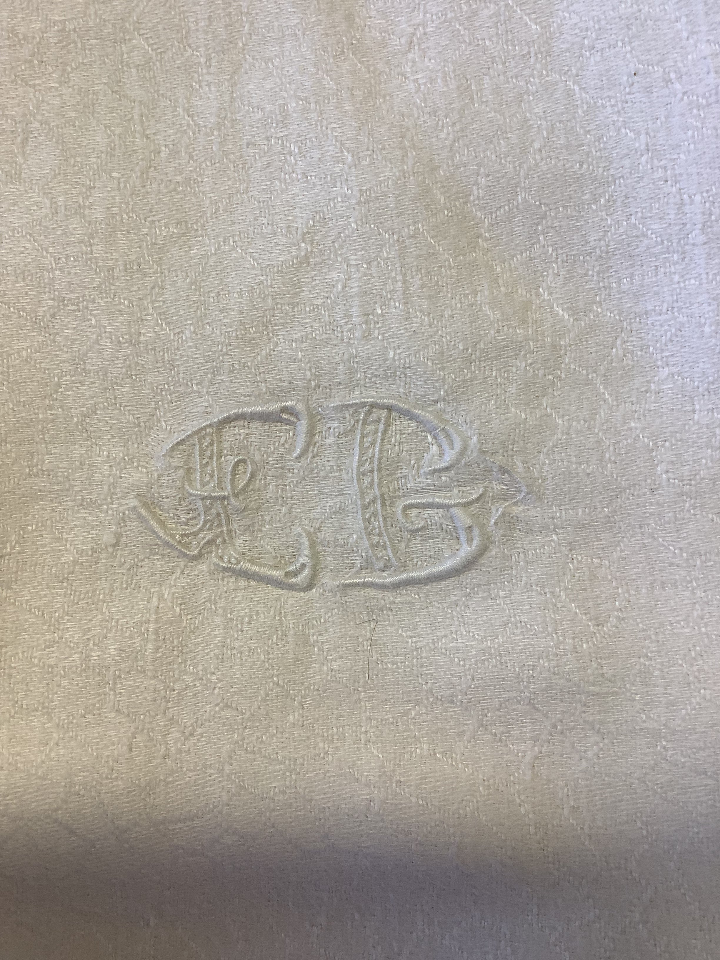 Nappe ancienne en damassé blanc écru et ses six serviettes - Réf 179