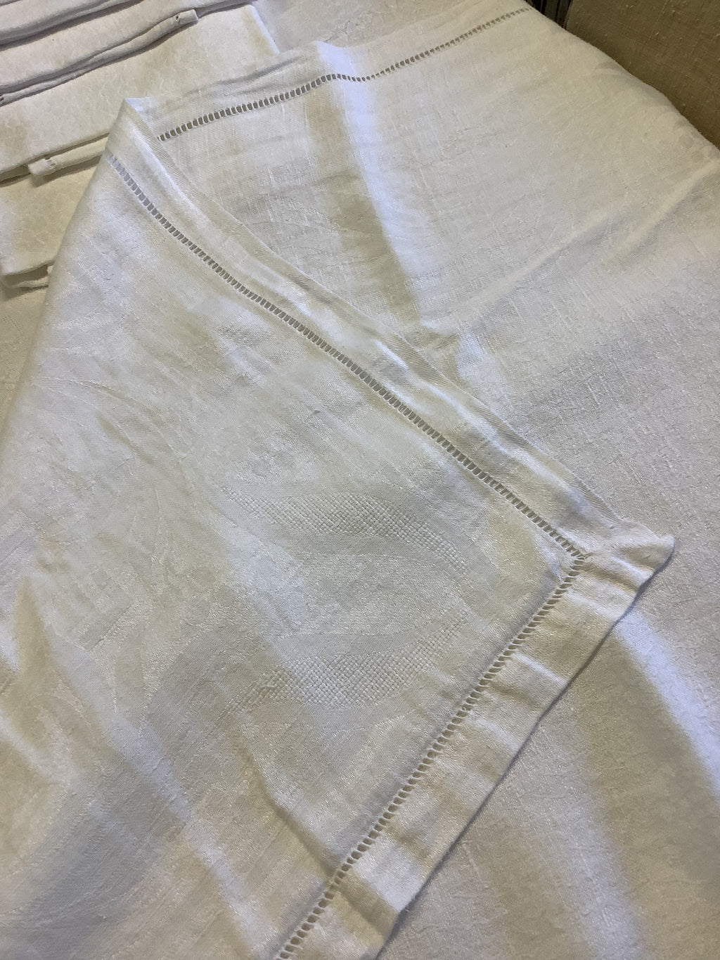 Nappe ancienne en damassé blanc écru et ses six serviettes - Réf 179