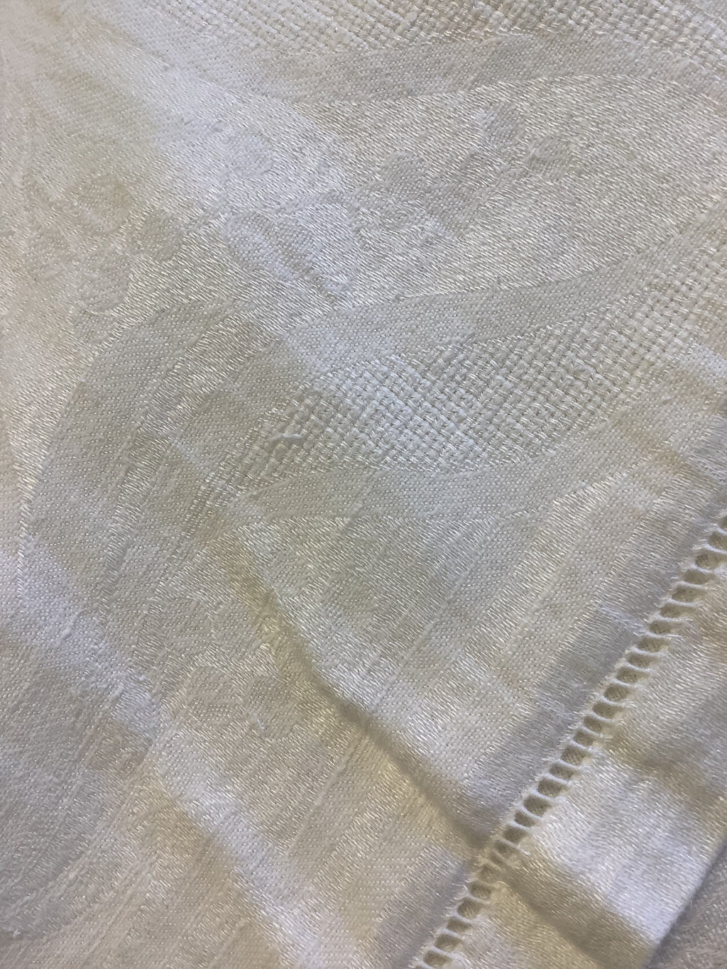 Nappe ancienne en damassé blanc écru et ses six serviettes - Réf 179