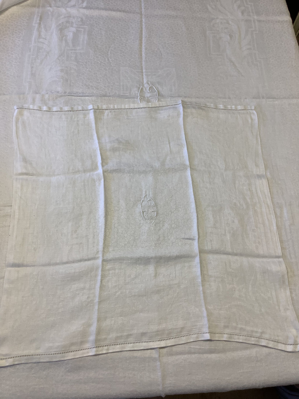 Nappe ancienne en damassé blanc écru et ses six serviettes - Réf 179