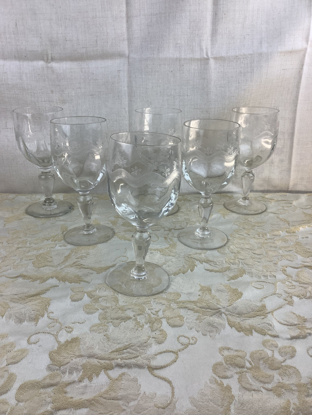 Lot de 6 verres à pied anciens en verre ciselé, décor de guirlande – Réf. 16U