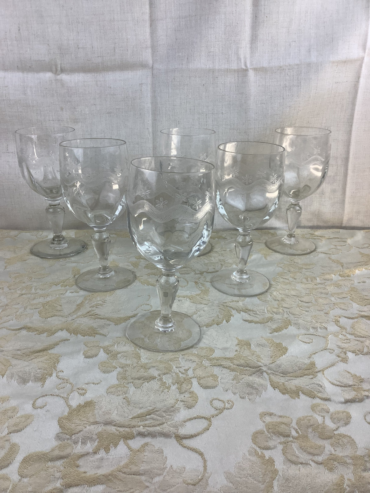 Lot de 6 verres à pied anciens en verre ciselé, décor de guirlande – Réf. 16U