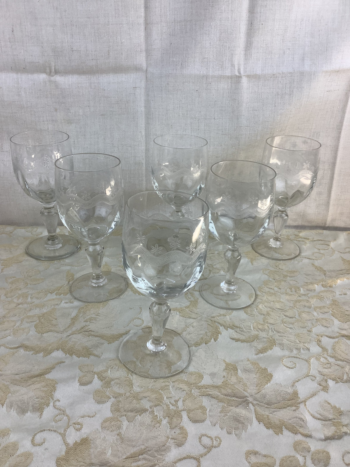 Lot de 6 verres à pied anciens en verre ciselé, décor de guirlande – Réf. 16U