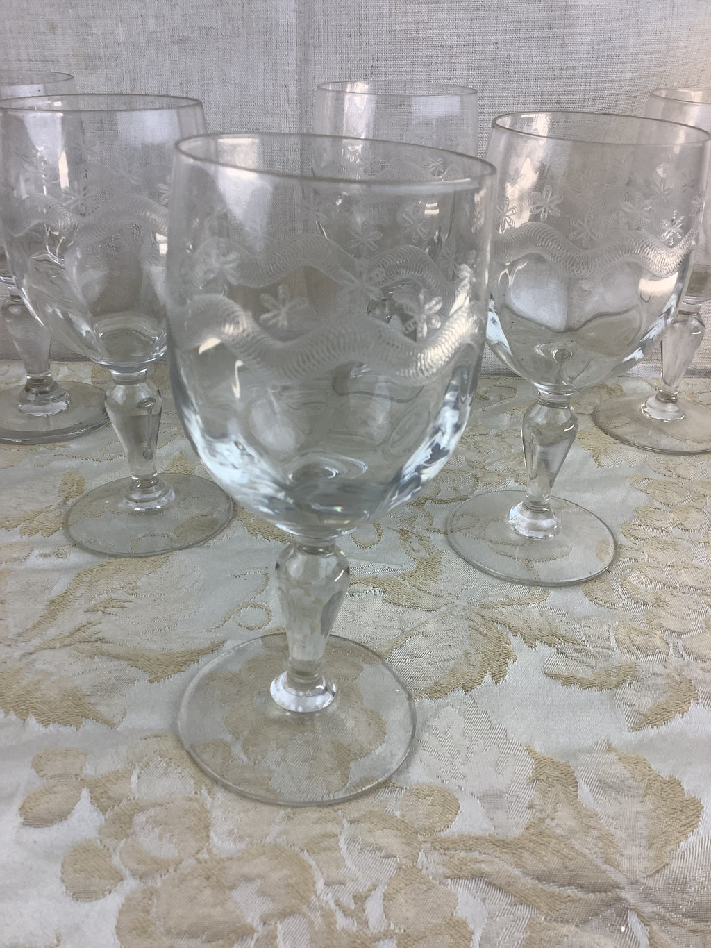 Lot de 6 verres à pied anciens en verre ciselé, décor de guirlande – Réf. 16U