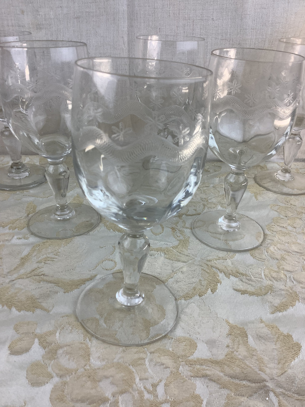 Lot de 6 verres à pied anciens en verre ciselé, décor de guirlande – Réf. 16U