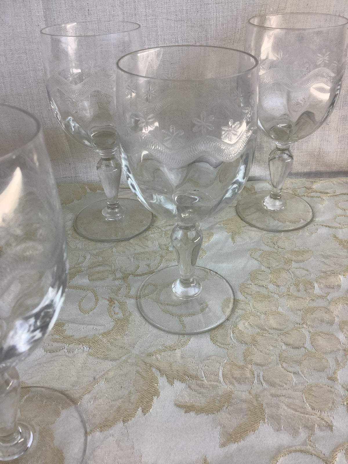 Lot de 6 verres à pied anciens en verre ciselé, décor de guirlande – Réf. 16U
