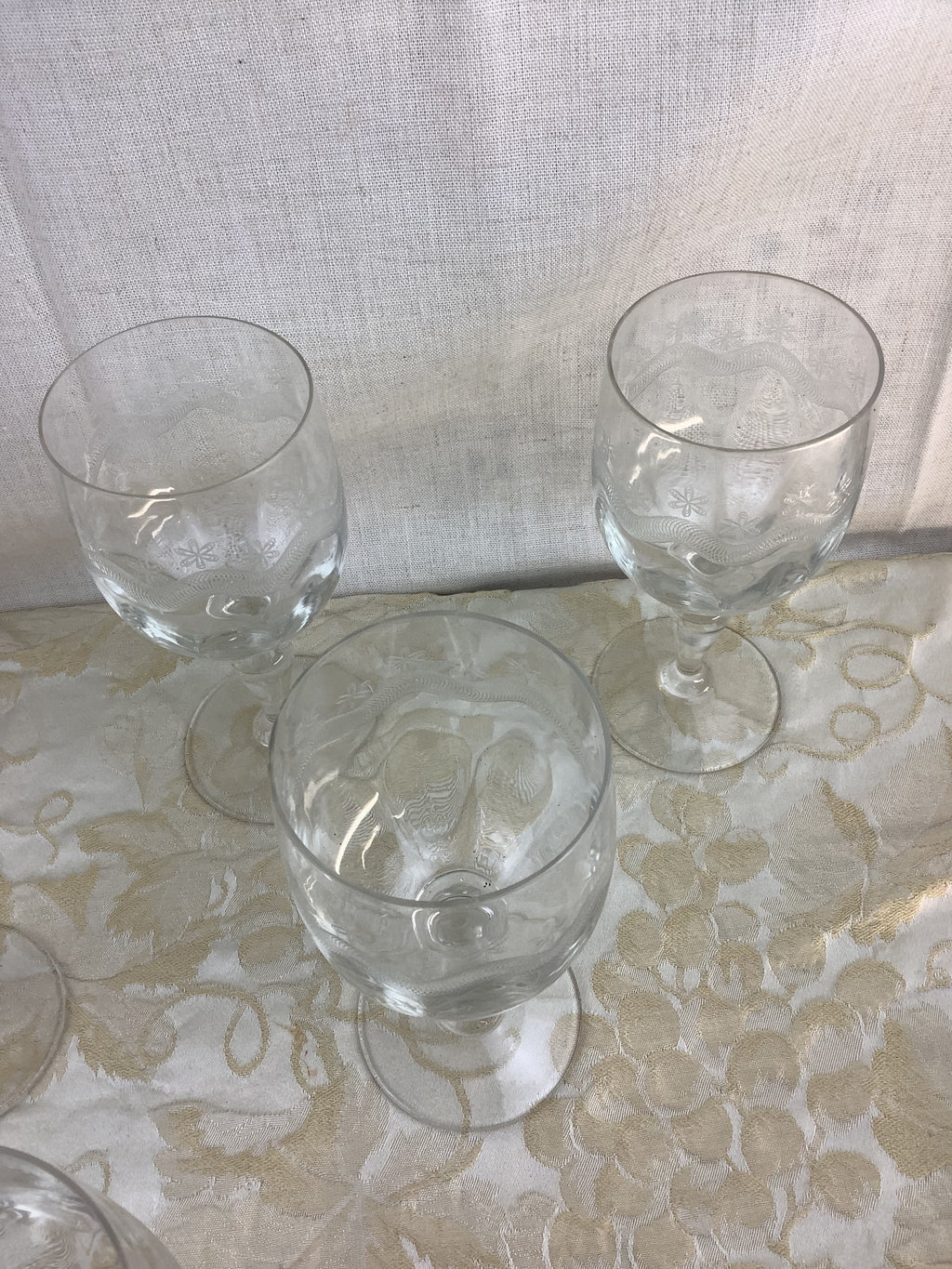 Lot de 6 verres à pied anciens en verre ciselé, décor de guirlande – Réf. 16U
