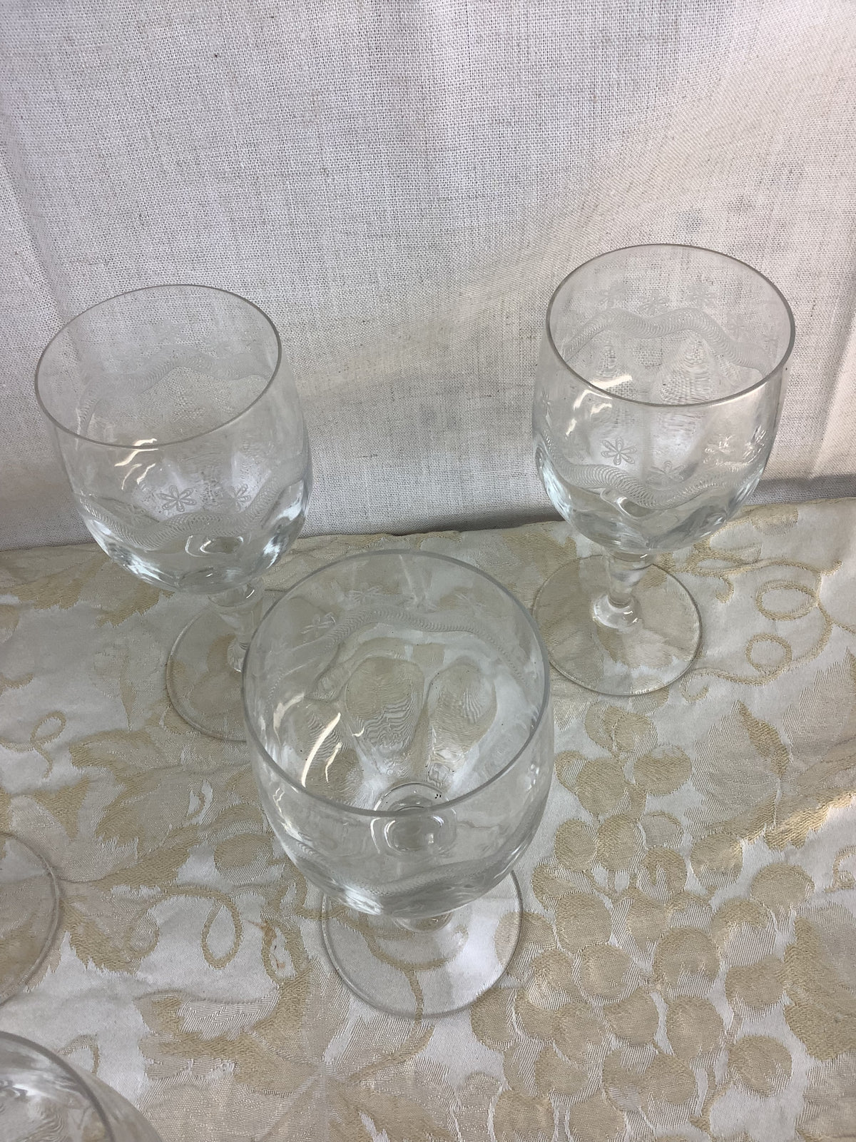 Lot de 6 verres à pied anciens en verre ciselé, décor de guirlande – Réf. 16U