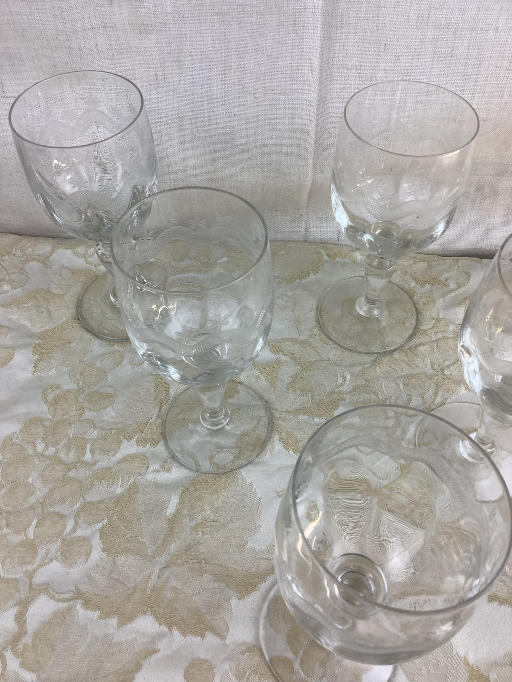 Lot de 6 verres à pied anciens en verre ciselé, décor de guirlande – Réf. 16U