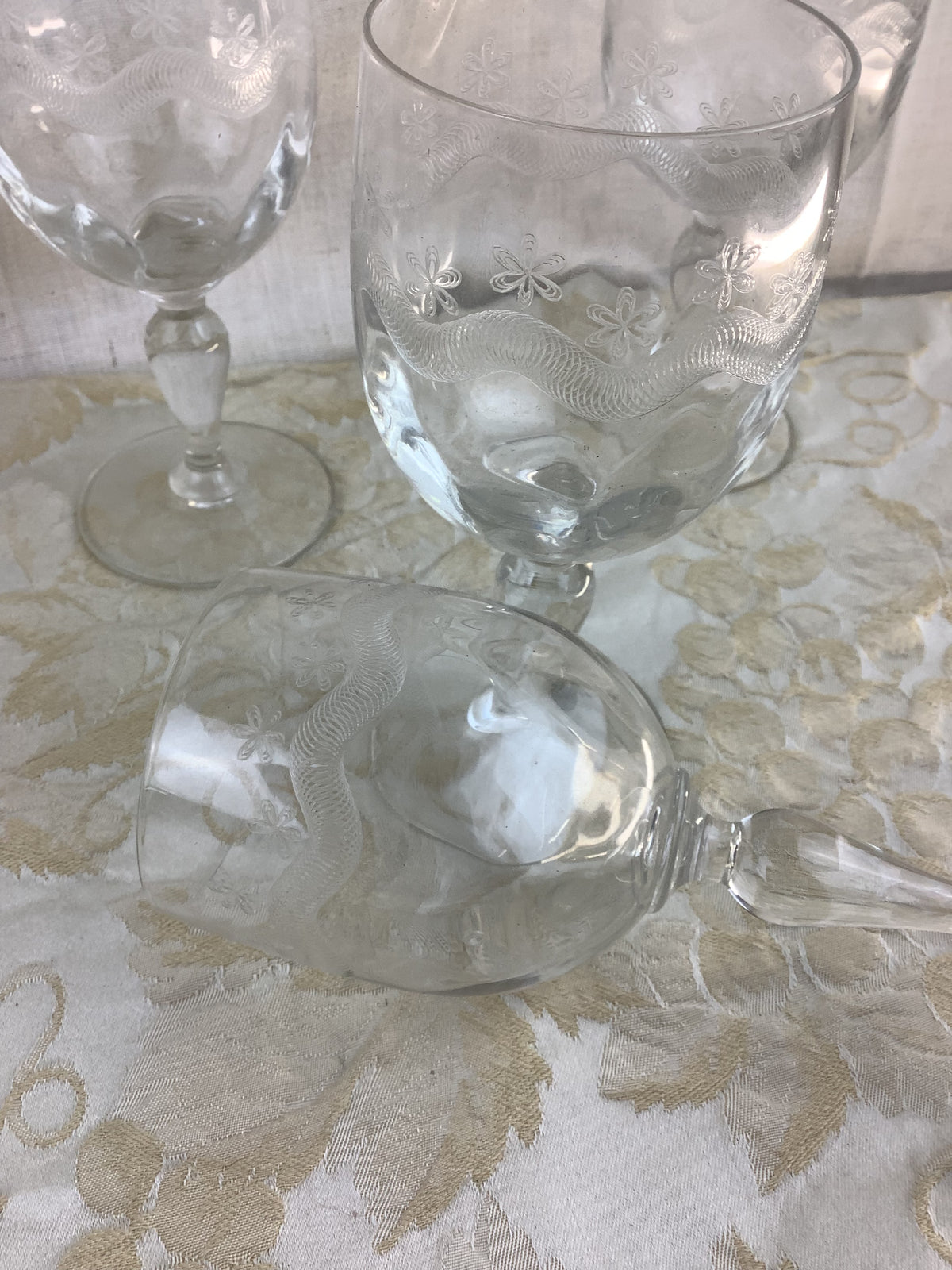 Lot de 6 verres à pied anciens en verre ciselé, décor de guirlande – Réf. 16U