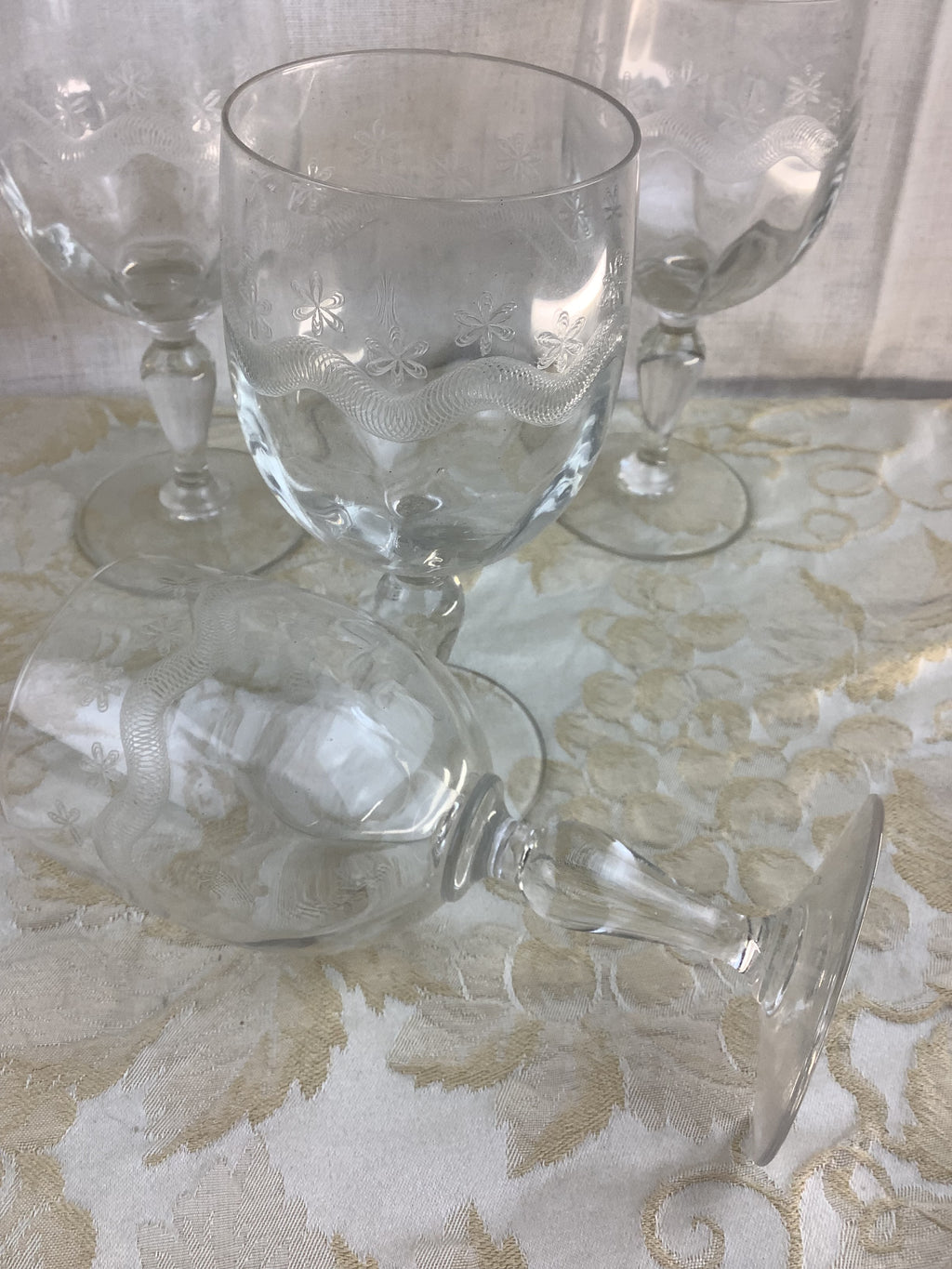 Lot de 6 verres à pied anciens en verre ciselé, décor de guirlande – Réf. 16U