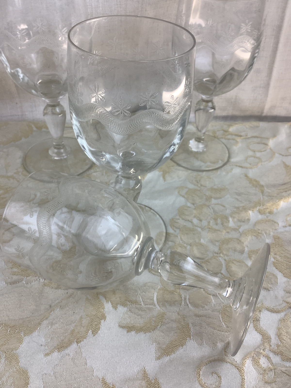 Lot de 6 verres à pied anciens en verre ciselé, décor de guirlande – Réf. 16U