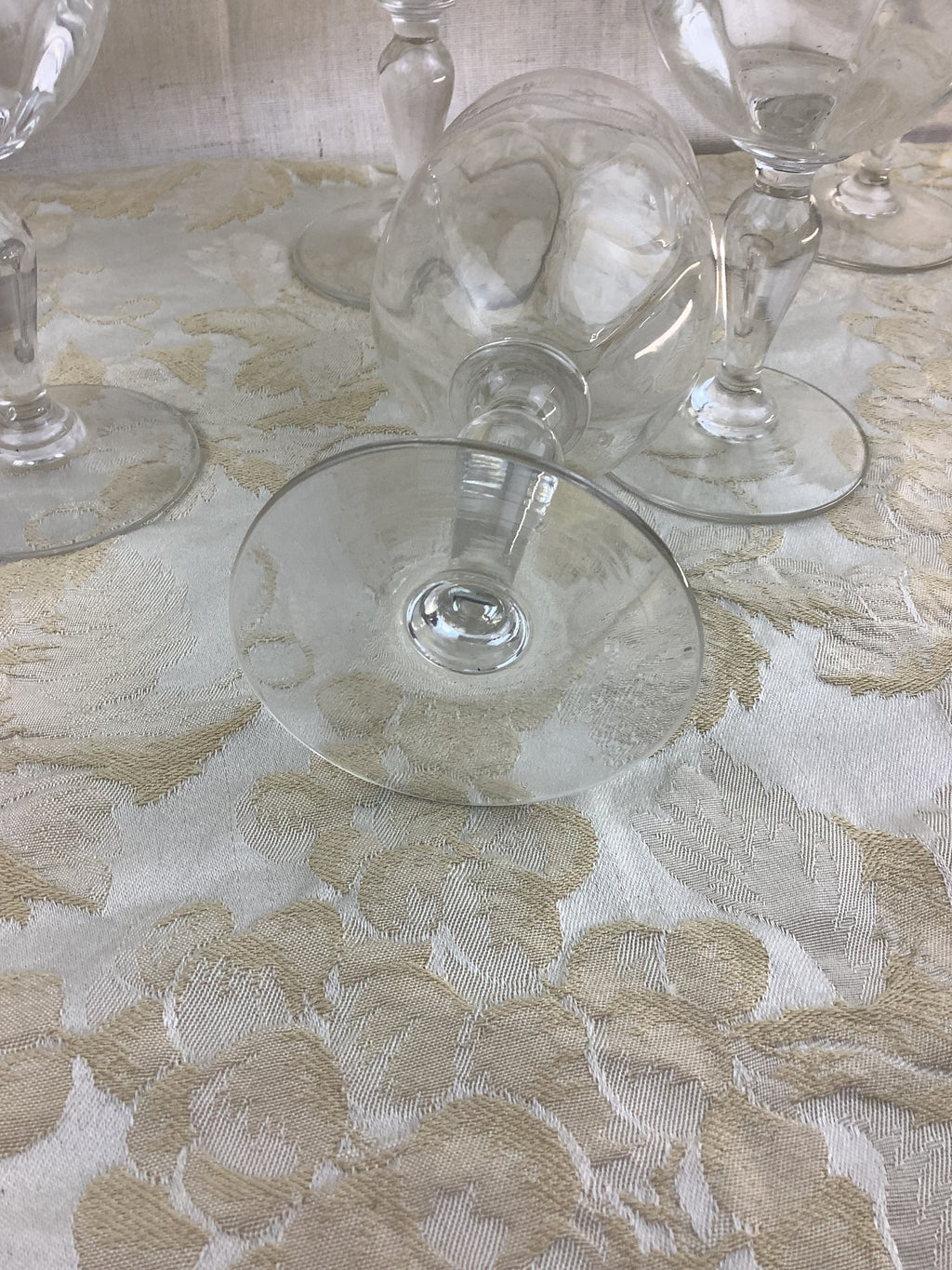 Lot de 6 verres à pied anciens en verre ciselé, décor de guirlande – Réf. 16U