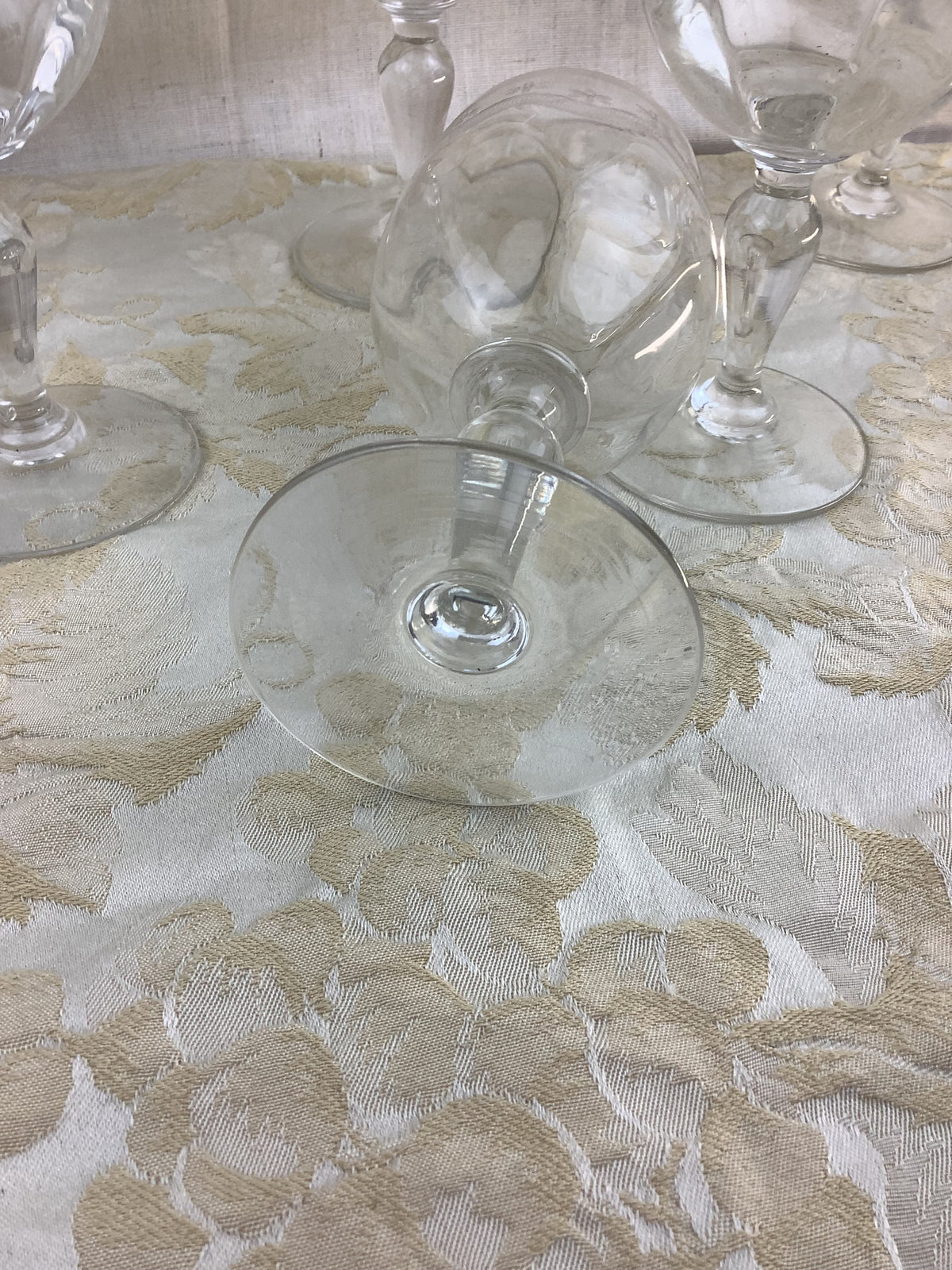 Lot de 6 verres à pied anciens en verre ciselé, décor de guirlande – Réf. 16U