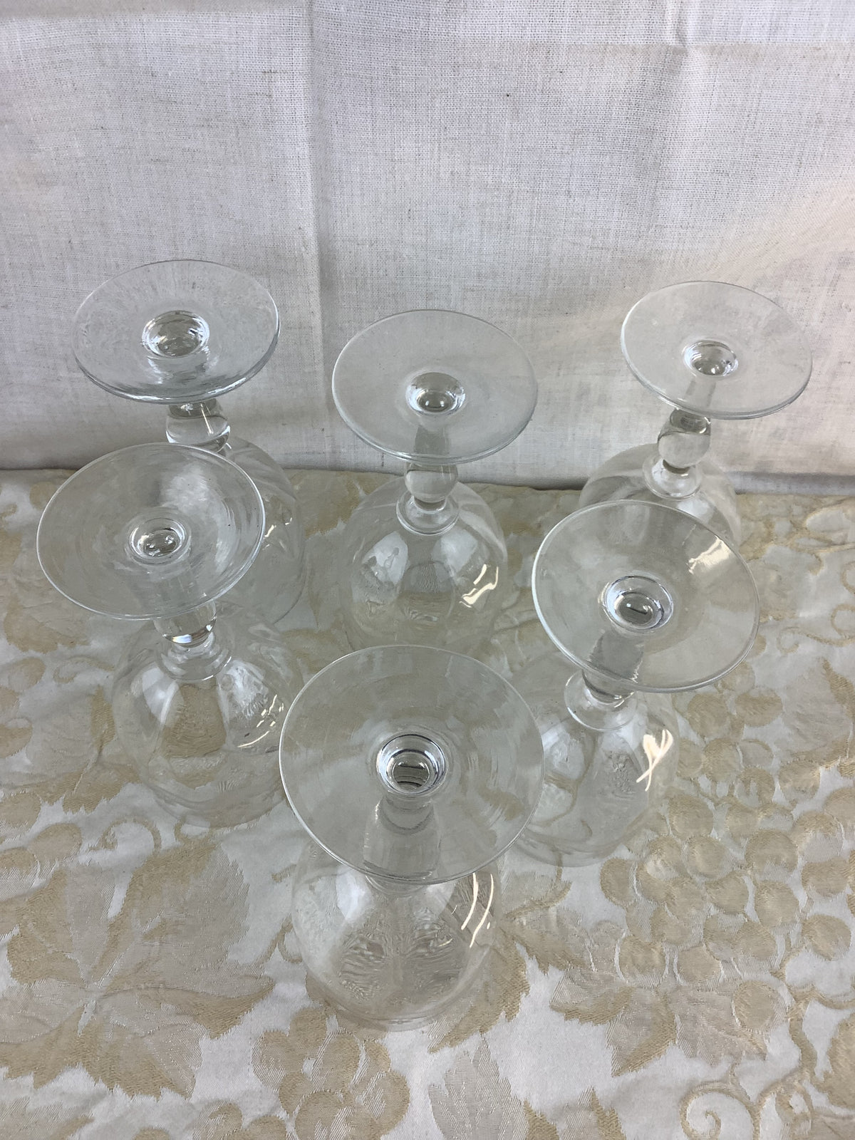 Lot de 6 verres à pied anciens en verre ciselé, décor de guirlande – Réf. 16U