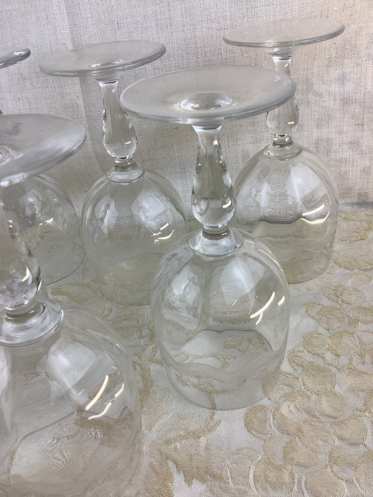 Lot de 6 verres à pied anciens en verre ciselé, décor de guirlande – Réf. 16U