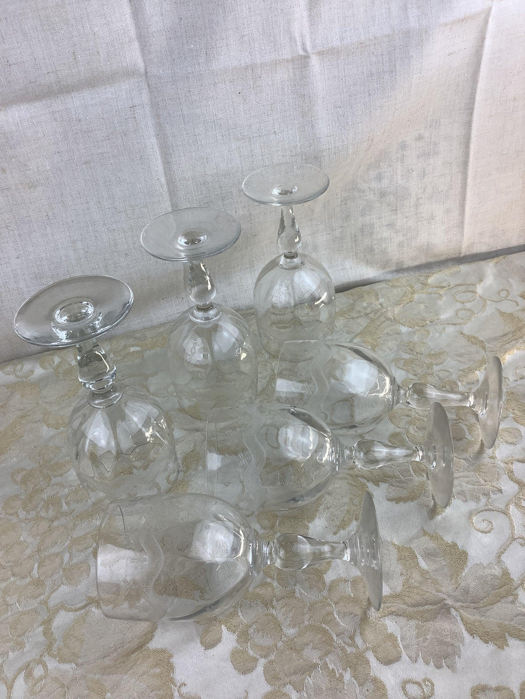 Lot de 6 verres à pied anciens en verre ciselé, décor de guirlande – Réf. 16U