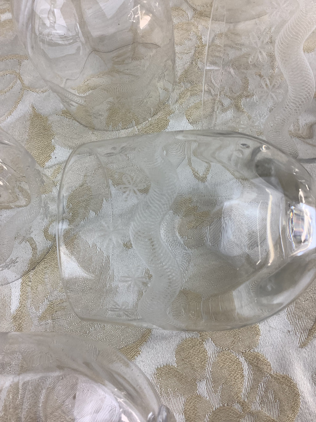 Lot de 6 verres à pied anciens en verre ciselé, décor de guirlande – Réf. 16U