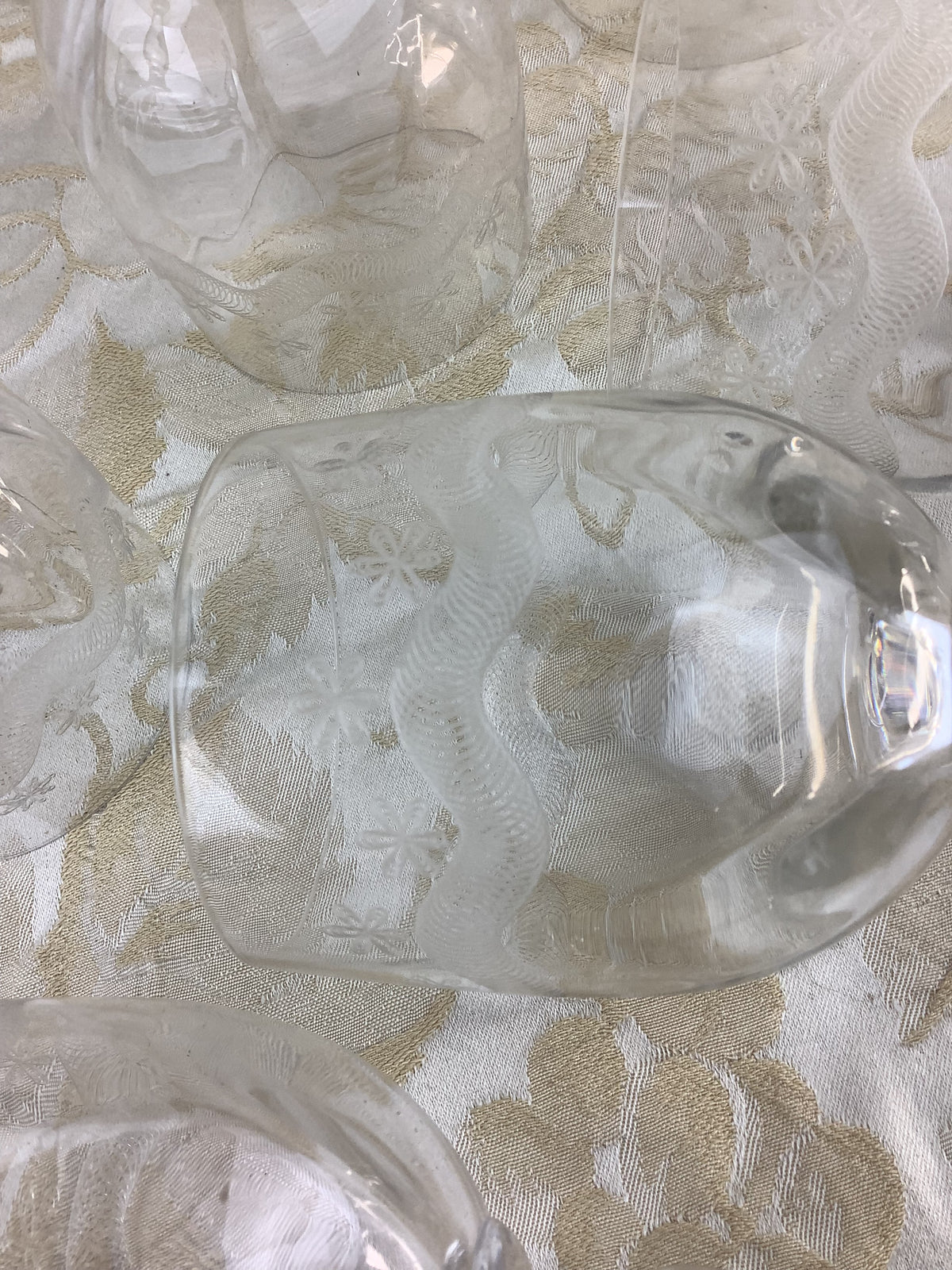 Lot de 6 verres à pied anciens en verre ciselé, décor de guirlande – Réf. 16U