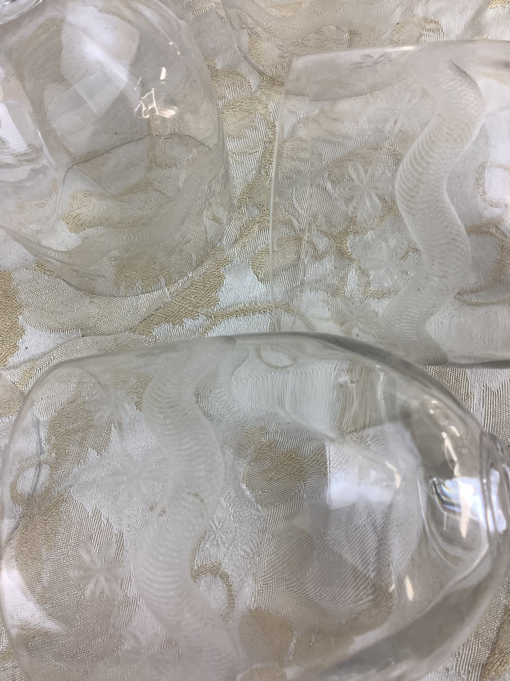 Lot de 6 verres à pied anciens en verre ciselé, décor de guirlande – Réf. 16U