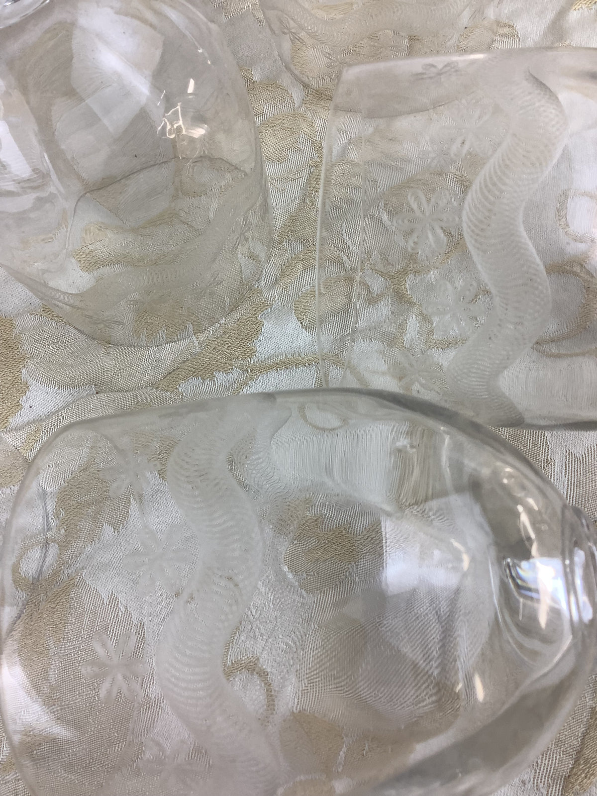 Lot de 6 verres à pied anciens en verre ciselé, décor de guirlande – Réf. 16U