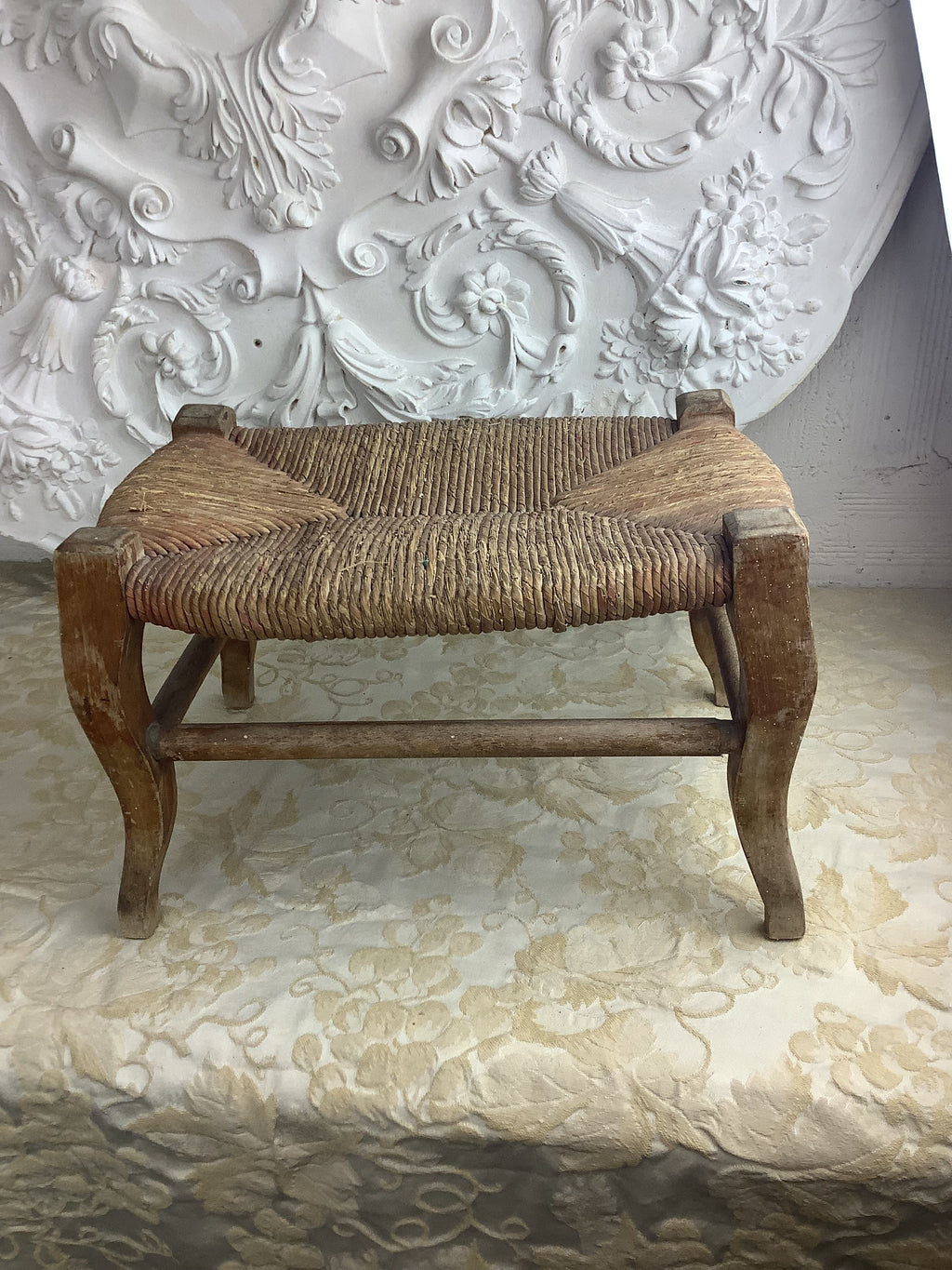 Petit tabouret ancien en bois à assise paillée, style Louis XV – Ref. 27L