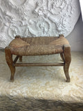 Petit tabouret ancien en bois à assise paillée, style Louis XV – Ref. 27L