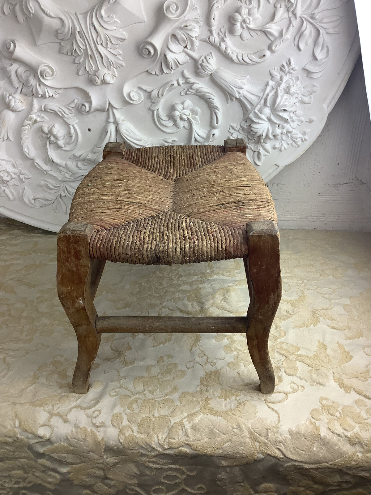 Petit tabouret ancien en bois à assise paillée, style Louis XV – Ref. 27L