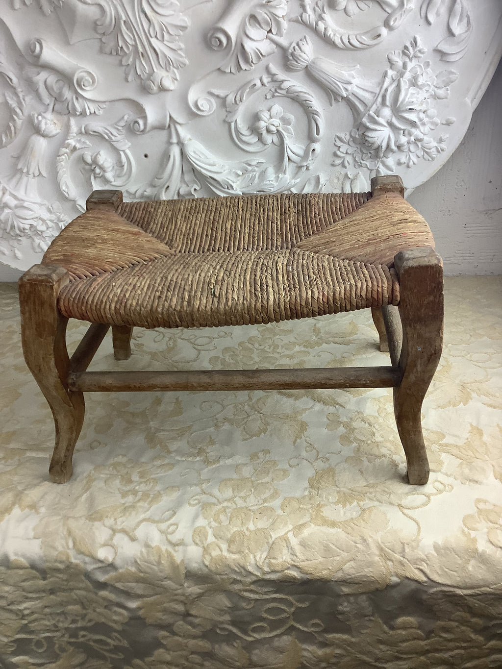 Petit tabouret ancien en bois à assise paillée, style Louis XV – Ref. 27L