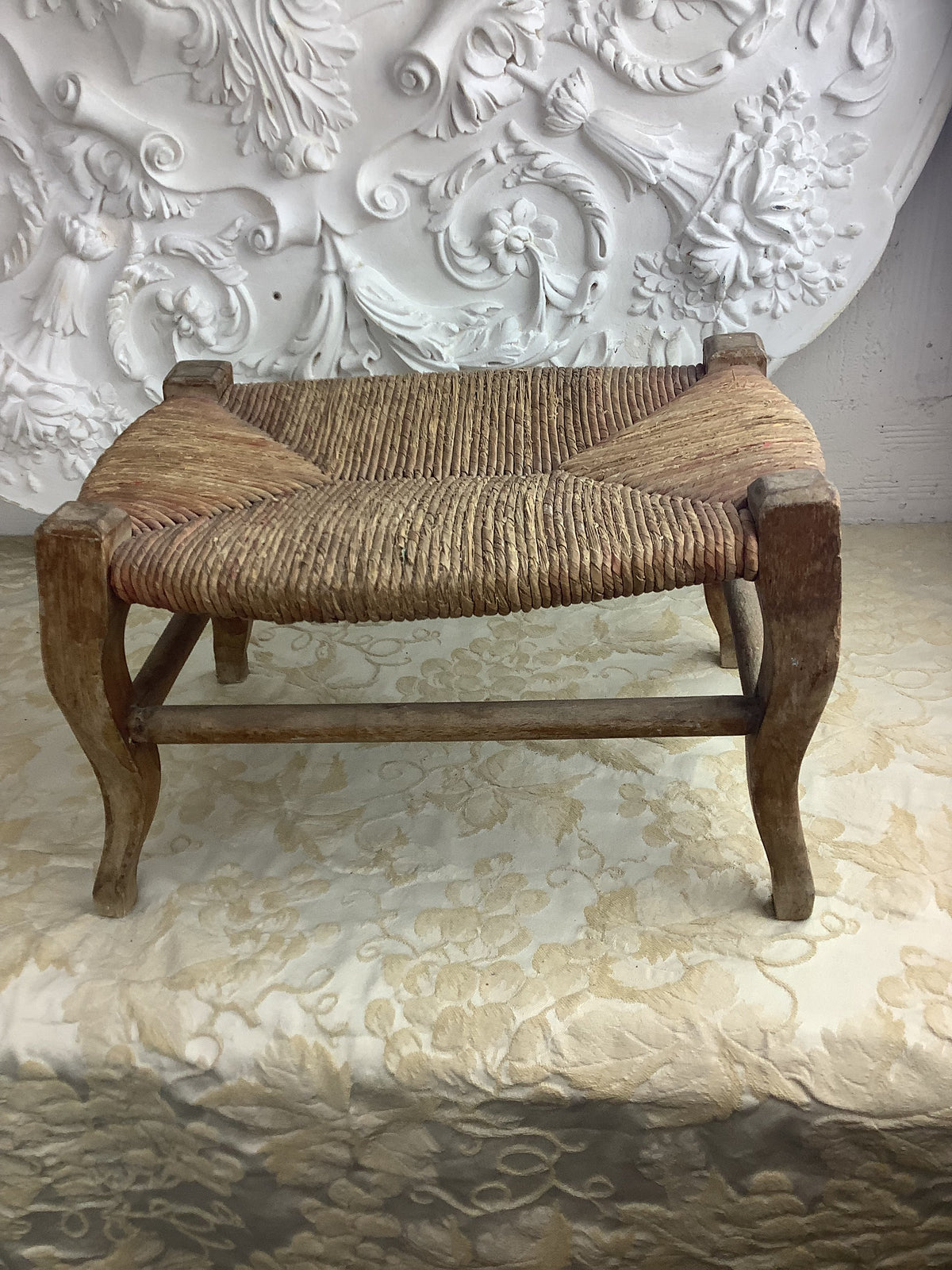 Petit tabouret ancien en bois à assise paillée, style Louis XV – Ref. 27L