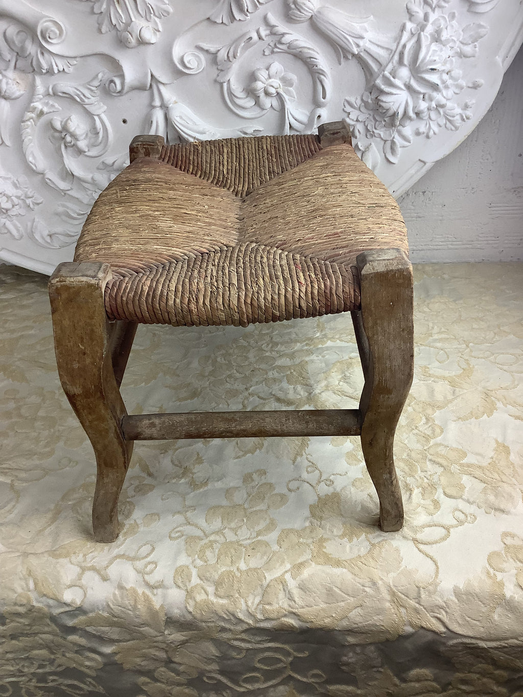 Petit tabouret ancien en bois à assise paillée, style Louis XV – Ref. 27L
