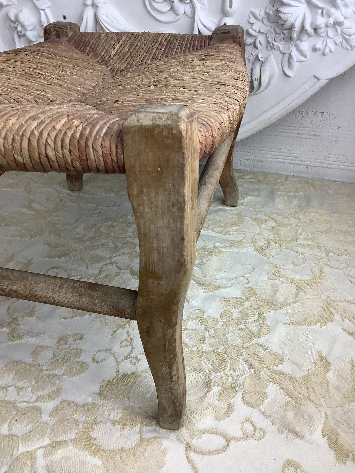 Petit tabouret ancien en bois à assise paillée, style Louis XV – Ref. 27L