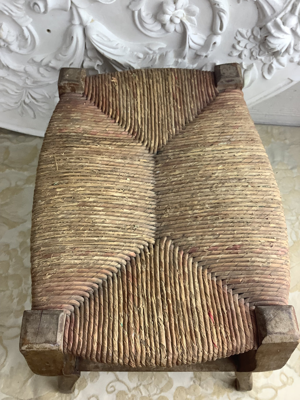 Petit tabouret ancien en bois à assise paillée, style Louis XV – Ref. 27L