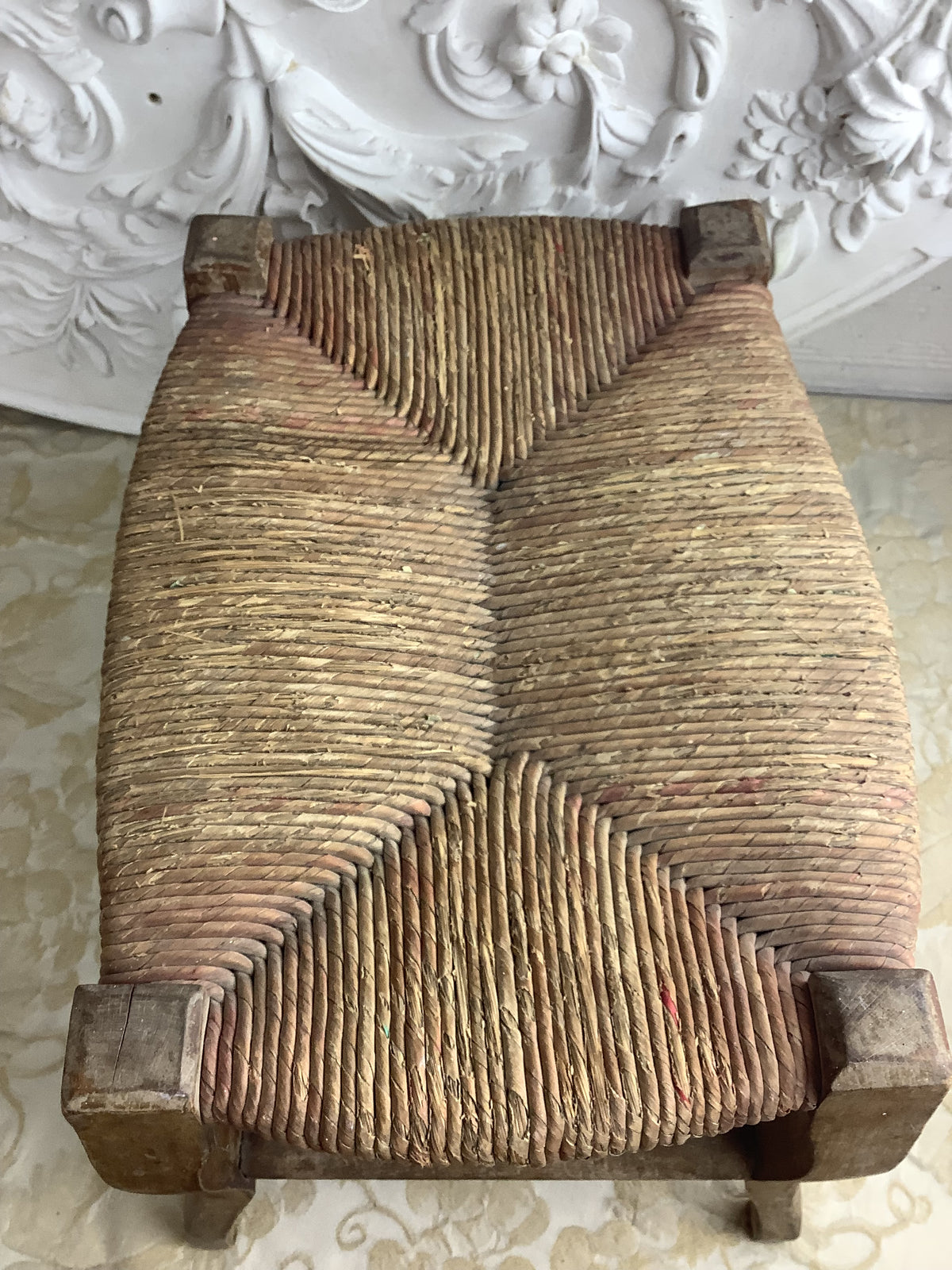 Petit tabouret ancien en bois à assise paillée, style Louis XV – Ref. 27L