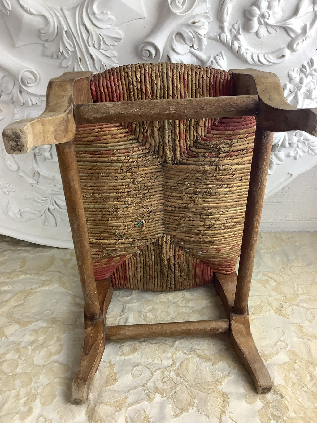 Petit tabouret ancien en bois à assise paillée, style Louis XV – Ref. 27L