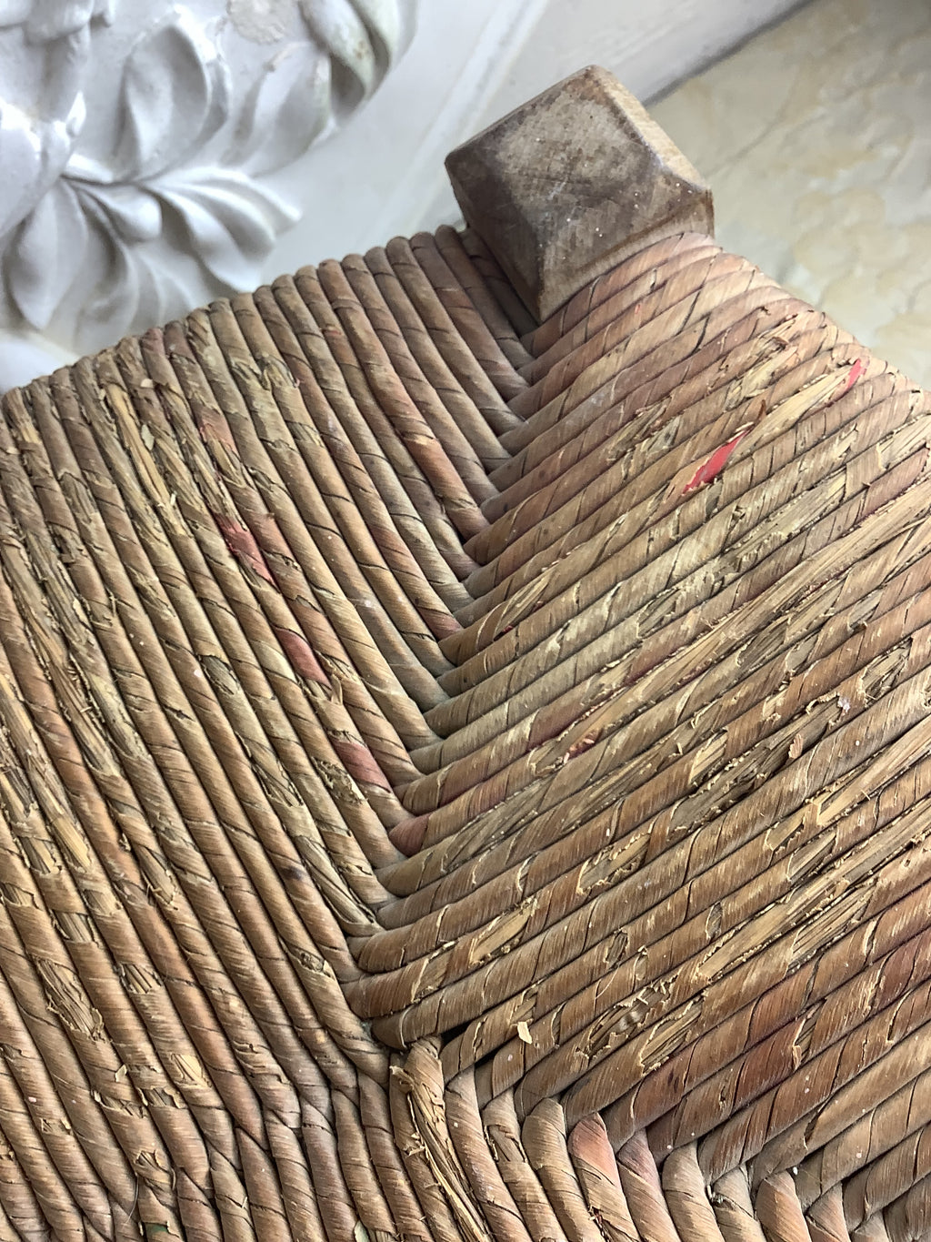 Petit tabouret ancien en bois à assise paillée, style Louis XV – Ref. 27L