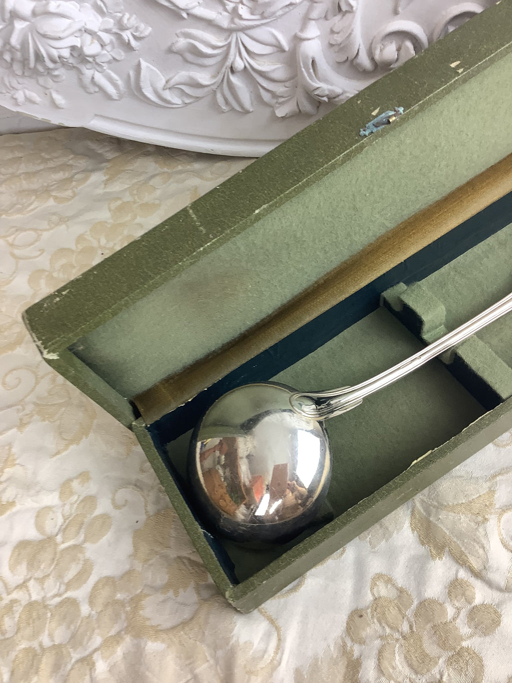 Louche ancienne en métal argenté, modèle vieux filet, avec écrin d’origine – Ref. 27K