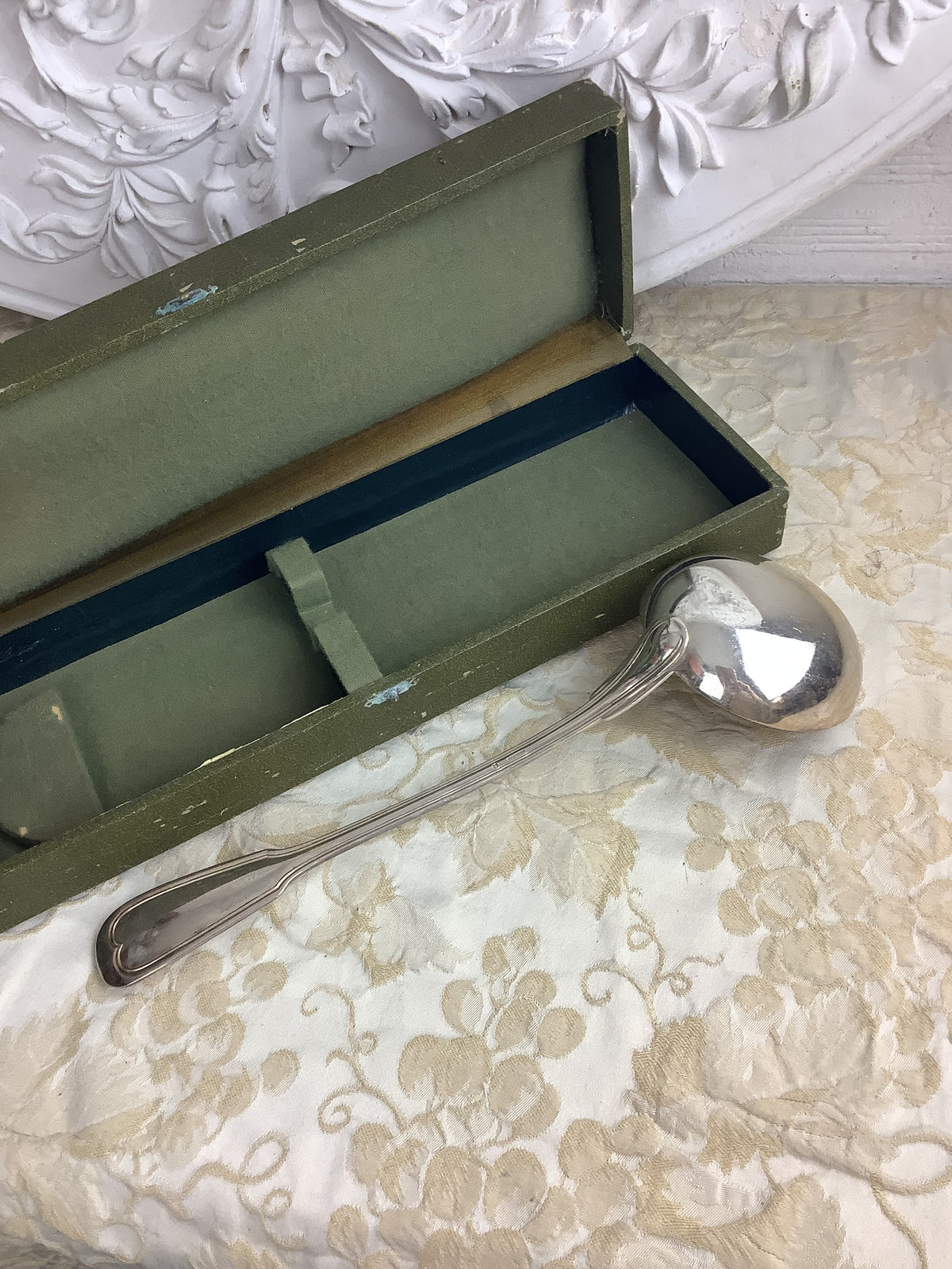 Louche ancienne en métal argenté, modèle vieux filet, avec écrin d’origine – Ref. 27K