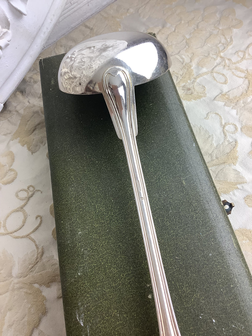 Louche ancienne en métal argenté, modèle vieux filet, avec écrin d’origine – Ref. 27K