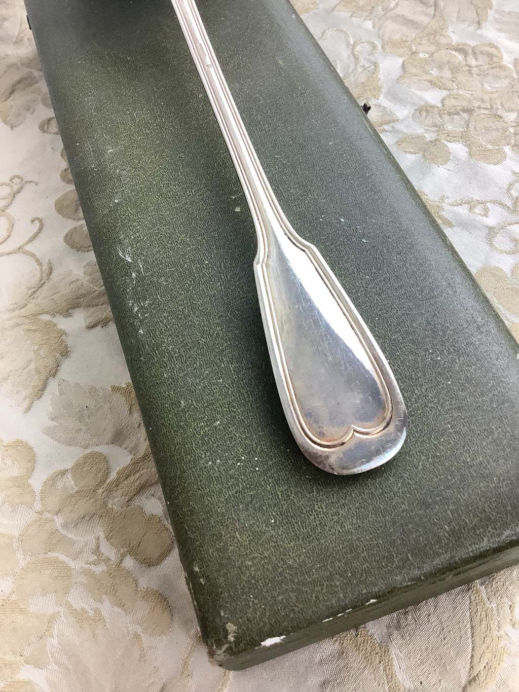 Louche ancienne en métal argenté, modèle vieux filet, avec écrin d’origine – Ref. 27K