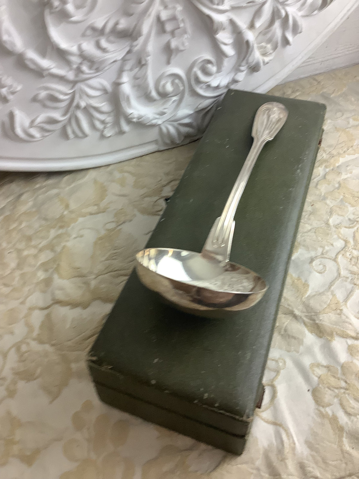 Louche ancienne en métal argenté, modèle vieux filet, avec écrin d’origine – Ref. 27K
