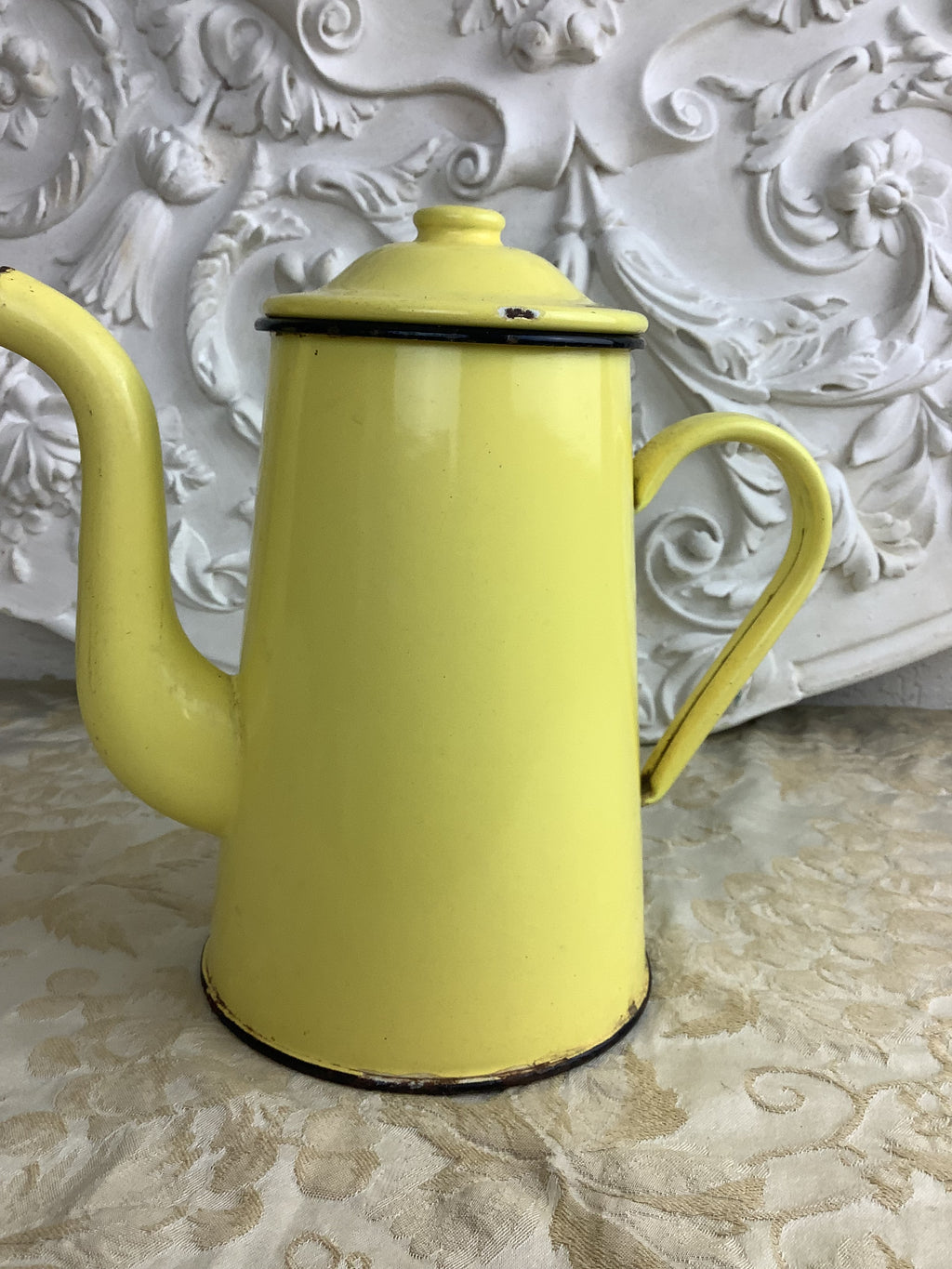 Ancienne cafetière en tôle émaillée jaune et noire – Réf. 27B