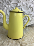 Ancienne cafetière en tôle émaillée jaune et noire – Réf. 27B